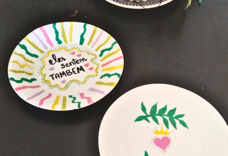 Pratos decorativos pintados à mão com frase e ilustração botânica.