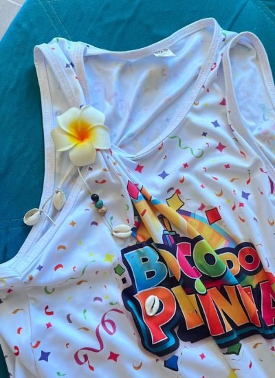 Camisata de carnaval customizada com elementos decorativos