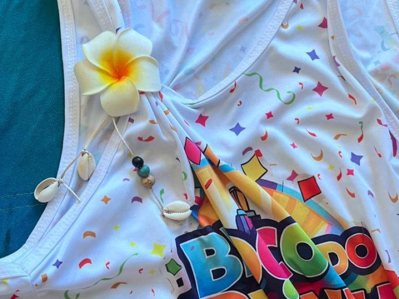 Camisata de carnaval customizada com elementos decorativos